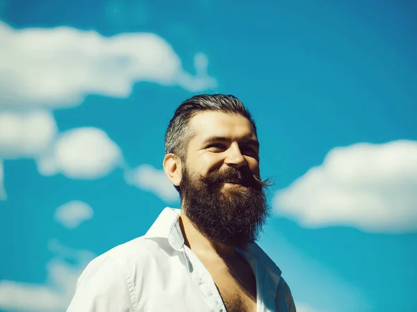 Бородатый человек на голубом небе — стоковое фото