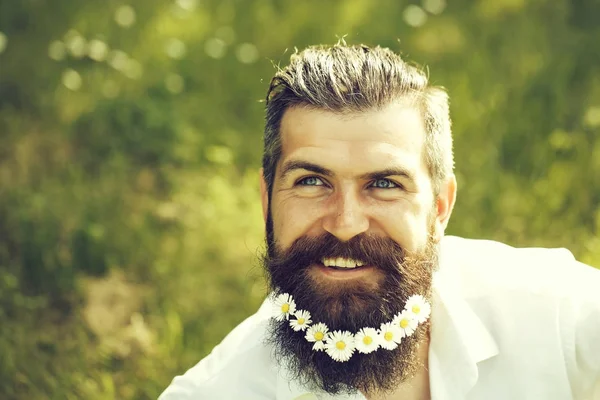 Homem bonito com flores na barba — Fotografia de Stock