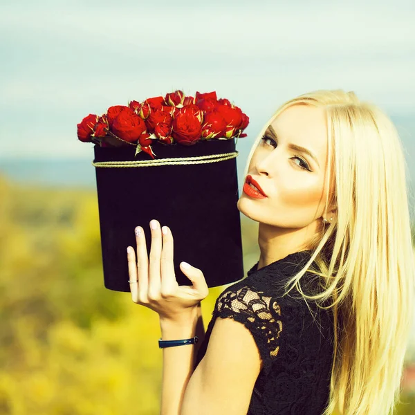 꽃 상자에 예쁜 여자 — 스톡 사진