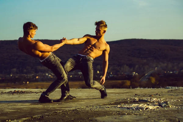 Begli uomini gemelli o culturisti — Foto Stock