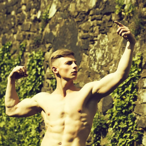 Muscular bodybuilder posing outdoor — Stock Photo, Image
