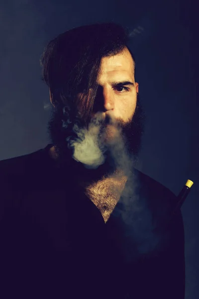 Hombre barbudo con humo — Foto de Stock