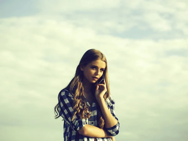 Pretty girl talks on phone — Stock Photo, Image