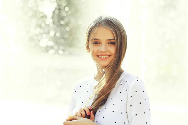 Loira bonito menina no dia ensolarado — Fotografia de Stock