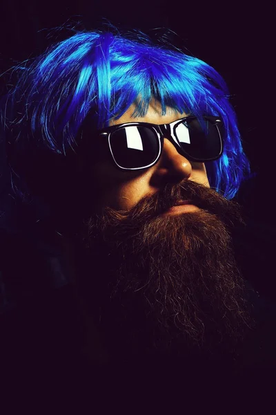 Handsome man in blue wig — Stock Photo, Image