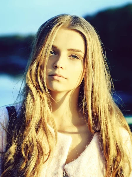 Menina bonita com cabelo comprido — Fotografia de Stock