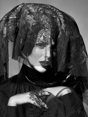 tüy şapka ve peçe çok seksi kadın