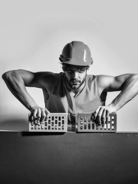 Seksi kaslı erkek yapıcı.