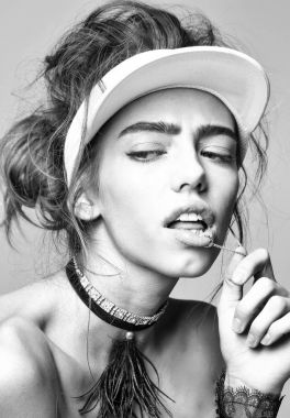 Çok seksi kız dudak piercing