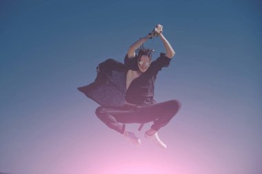 Adam samuray kılıcı ile mavi gökyüzü atlama