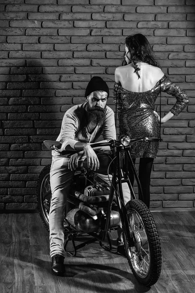 Бородатый байкер на мотоцикле — стоковое фото