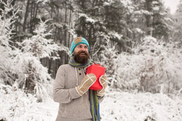 Hipster santa in de koude winter van de besneeuwde forest. — Stockfoto