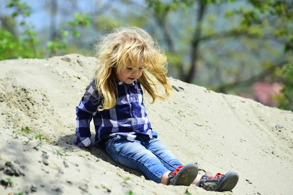 Детский спуск из кучи песка в идиллический день — стоковое фото