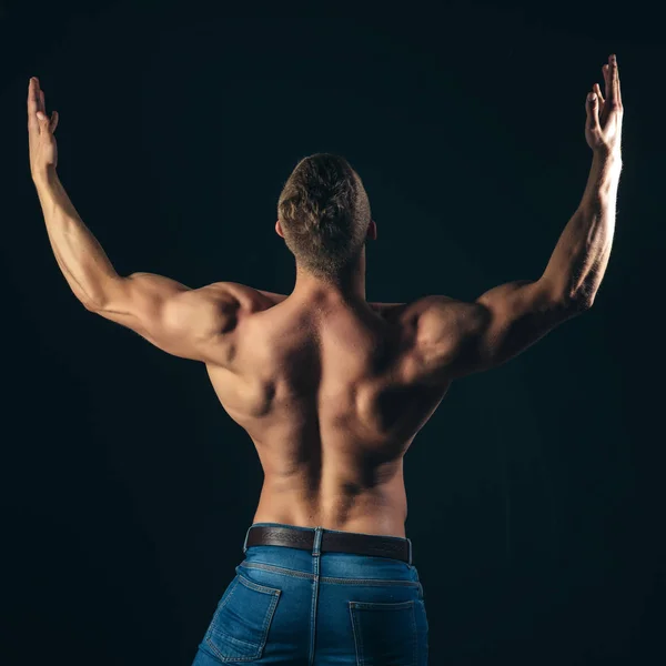 Bodybuilder man Toon biceps, triceps met opgeheven handen — Stockfoto