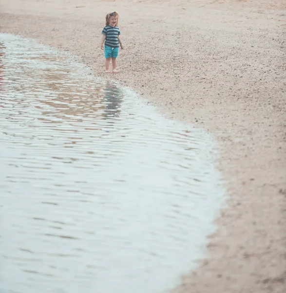 Baby Junge weinen am Meeresstrand auf Meereslandschaft Hintergrund — Stockfoto