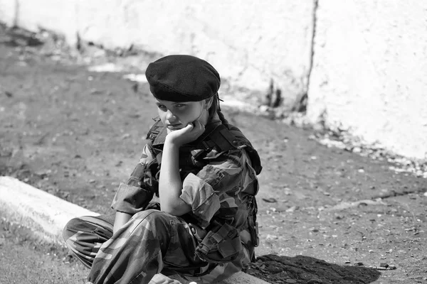 Junges Mädchen in Armee-Tarnung — Stockfoto