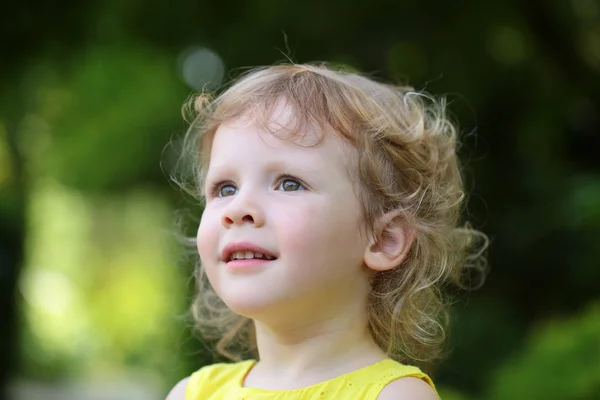 Bambino con i capelli biondi ricci sul paesaggio naturale — Foto Stock