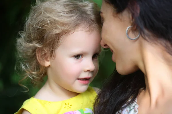 Felice madre sorriso con figlia all'aperto — Foto Stock