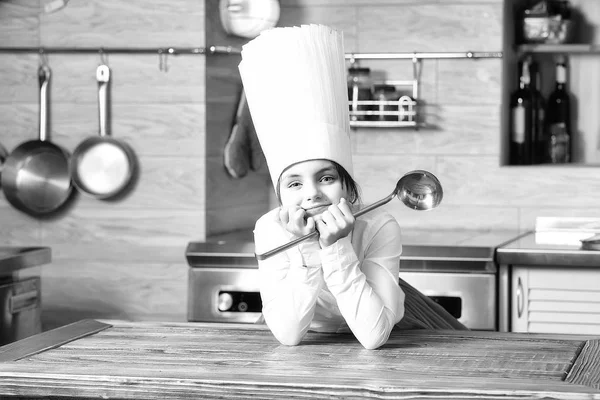 Menina na cozinha com concha — Fotografia de Stock