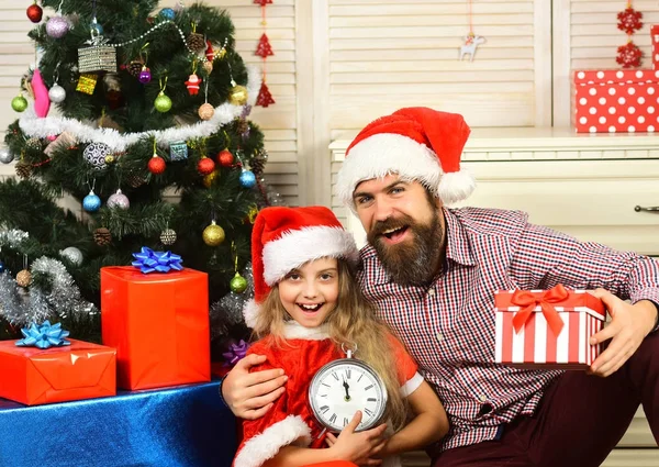 Gelukkig gezin vieren nieuwjaar en kerst. — Stockfoto