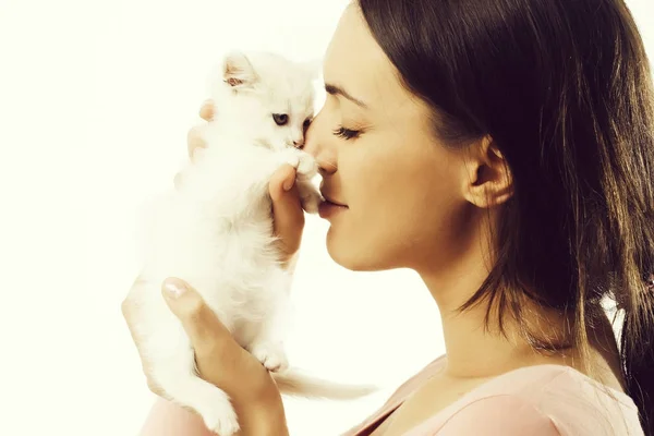 Jolie femme avec chaton isolé — Photo