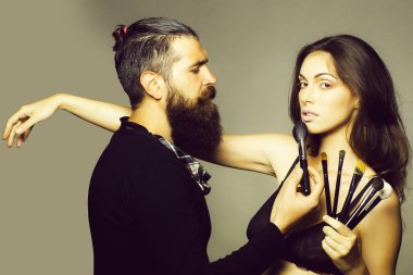 seksi kadın ve erkek visagiste sakallı