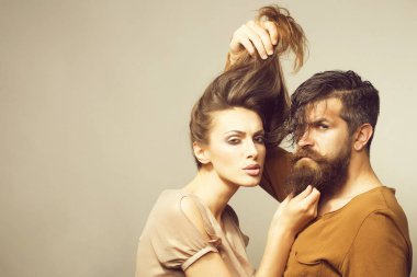 uzun saç ve sakal ile seksi Çift