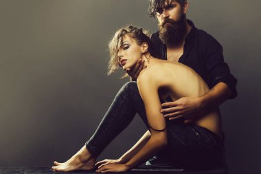 seksi iki kadın ve sakallı adam