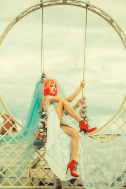 salıncak yakınındaki turuncu saçlı gelin