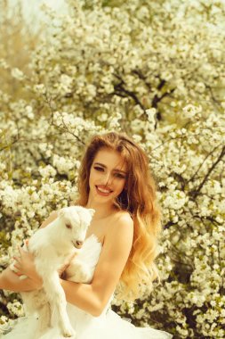 Küçük keçi ile şehvetli kadın