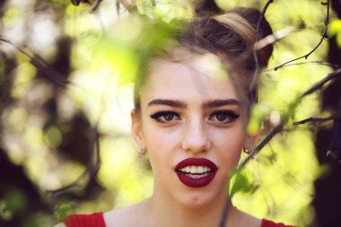 Ağaç bahar çekici kadın