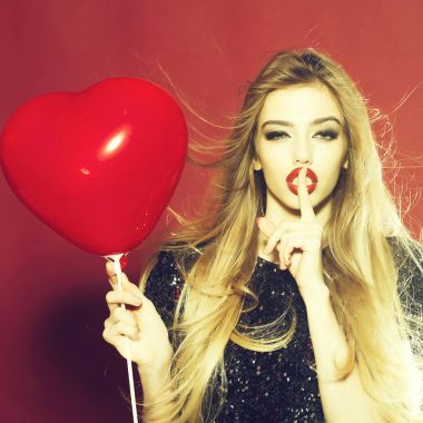 Seksi kadınla duygusal: balon