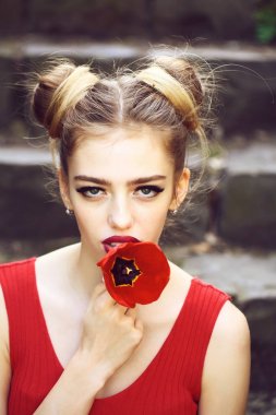 Kadın kırmızı haşhaş tohumu ile