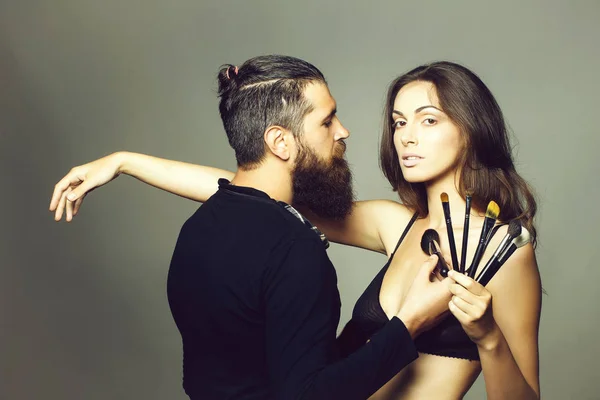 Visagiste бородатый мужчина и сексуальная женщина — стоковое фото