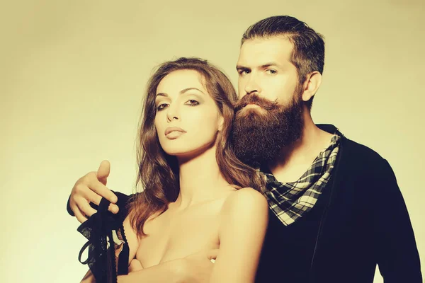 Sexy par med behå i studio — Stockfoto