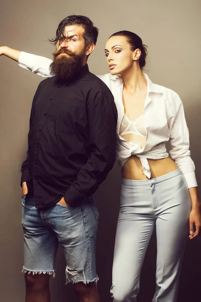 Jeune couple élégant en studio — Photo