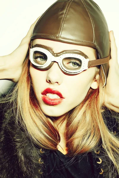 Sexy bella ragazza pilota in occhiali — Foto Stock