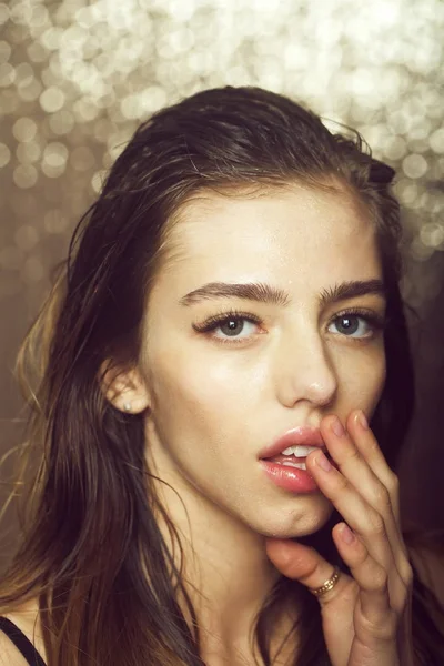 Mooi meisje met sexy roze lippen — Stockfoto