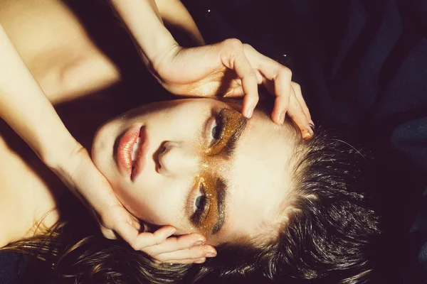 Vackra mode flicka med holiday glitter makeup — Stockfoto