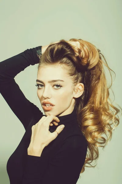 Ganska sexig kvinna eller flicka med långt blont lockigt hår — Stockfoto