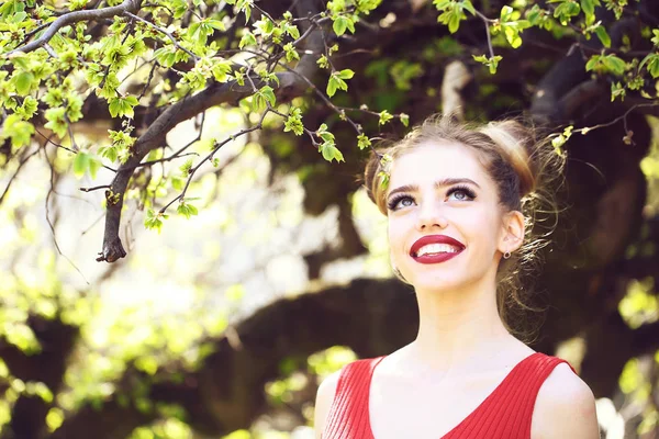 Ağaç bahar çekici kadın