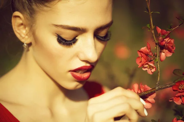 Kvinna med röd blomma — Stockfoto