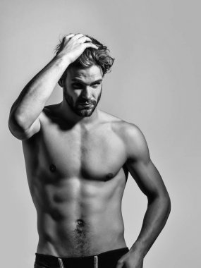 Yakışıklı kaslı seksi adam.