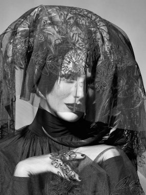 tüy şapka ve peçe çok seksi kadın