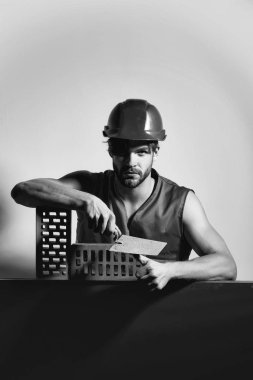 Seksi kaslı erkek yapıcı.