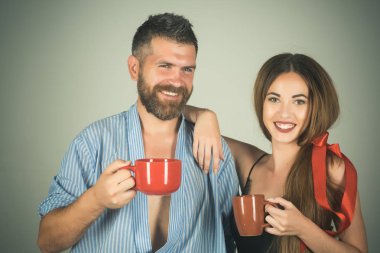 aşık çift sabah kahve veya çay içmek.