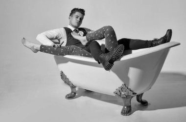 Yakışıklı adam ya da işadamı rahatlatıcı banyo kadın bacakları