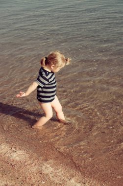Deniz sahilde temiz su çocuk yürüyüş