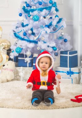 Noel çocuk veya xmas ağacı, hediye kutusu, küçük çocuk