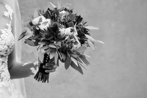 Νυφική ανθοδέσμη στα χέρια της νύφης — Φωτογραφία Αρχείου